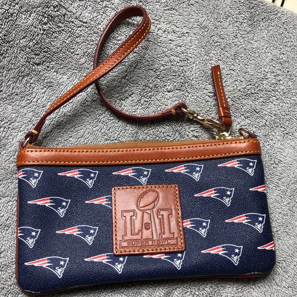 Dooney & Bourke wristlet - Picture 1 of 3